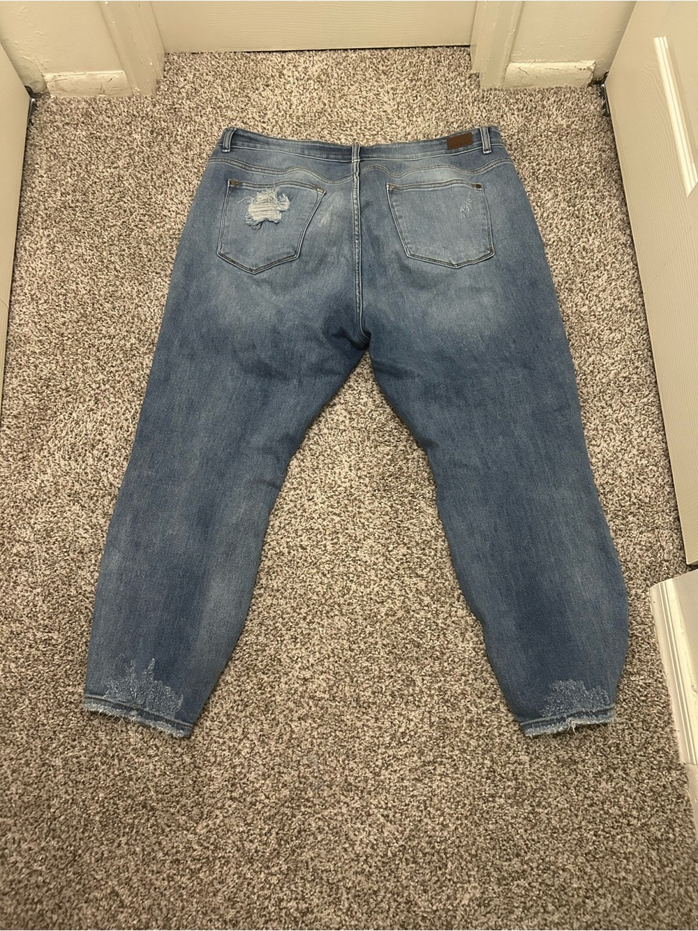 Judy Blue Light Wash Jeans with Contrast Stitching - Picture 3 of 5